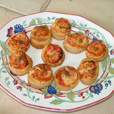Feuilletés au coulis de tomates et gruyère