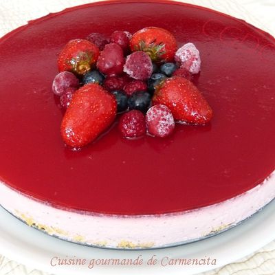 Bavarois aux fraises sur génoise et son miroir aux framboises 