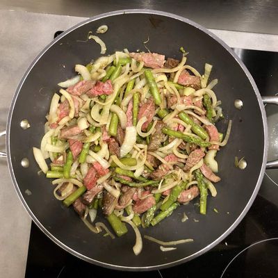 Beef with onions in oyster sauce