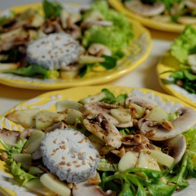Salade de pommes, chèvre, champignons et pignons grillés