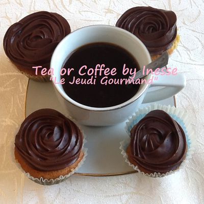 Café allongé avec des Cupcakes Vanille & Chocolat