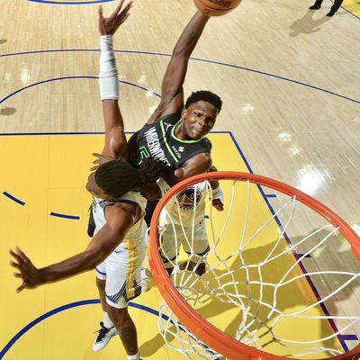 Les Wolves font craquer les Warriors dans le money-time et remportent le match 3