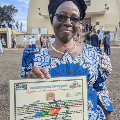 Bukavu : primé"pèlerins d'espérance" pour son ancienneté dans l'enseignement, Birhenjira Furaha Venantie reconnue pour  ses  50 ans  au service d'un enseignement de qualité !